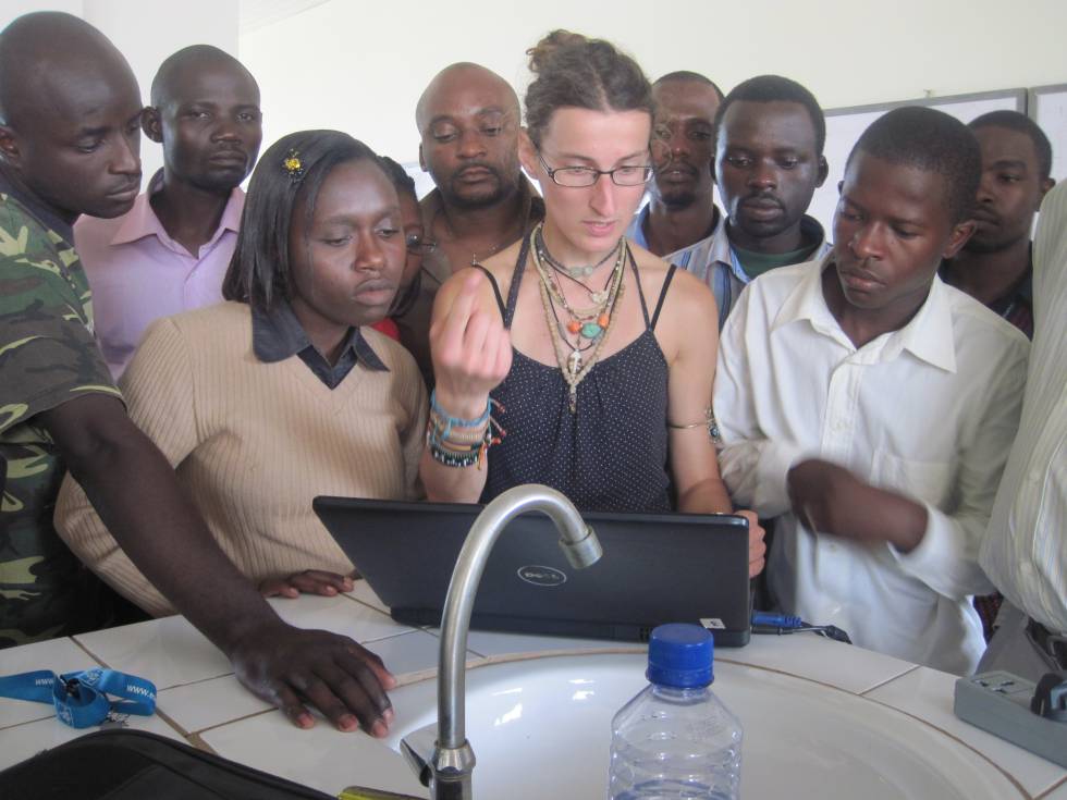 Mirjana Pović da clases de física y astronomía en Ruanda, en 2011.