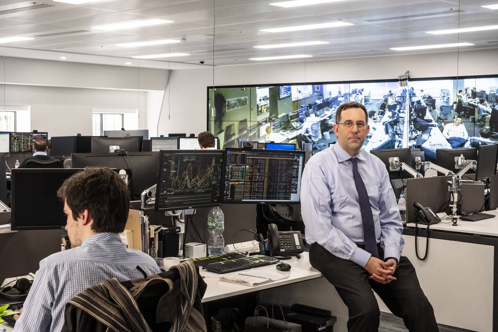 Juan Félix Aniel Quiroga, analista de riesgo del 'hedge fund' SPX, en la sala de mercado de la compañía en Londres. 
