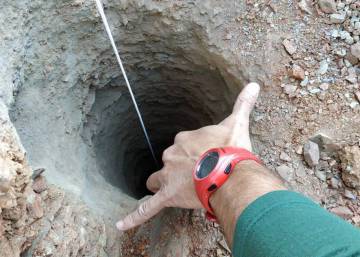 Los equipos de rescate excavan un túnel