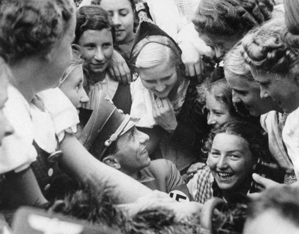 Joseph Goebbels, rodeado de mujeres, en Nuremberg en 1938.
