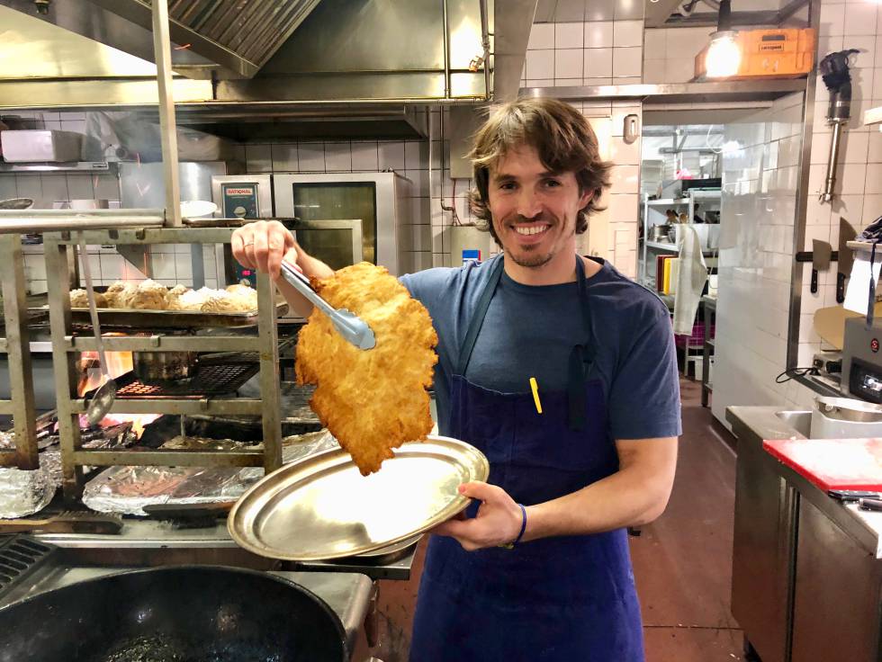 NINO REDRUELLO CON SU FAMOSO FILETE EMPANADO EN LAS COCINAS DE FISMULER  CAPEL 