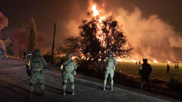 Militares cerca de la explosión.