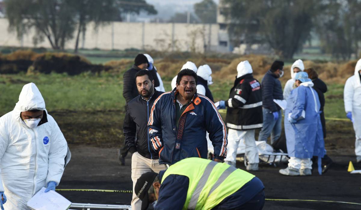 Los equipos de forenses rastrean la zona de la explosiÃ³n en Tlahuelilpan, Hidalgo.