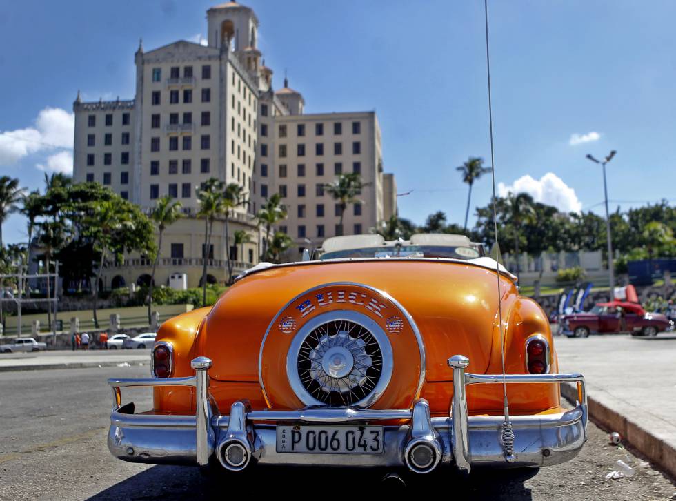 El Buick descapotable de William Hernández, frente al hotel Nacional.