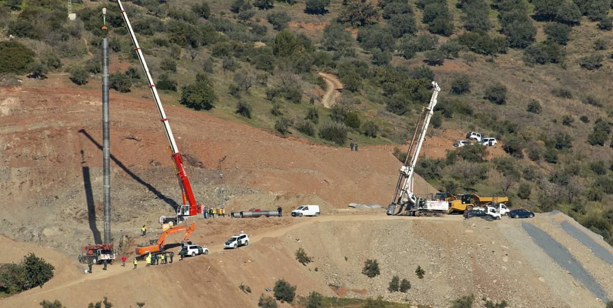 Labores de encamisamiento del pozo construido en paralelo al que cayó Julen.