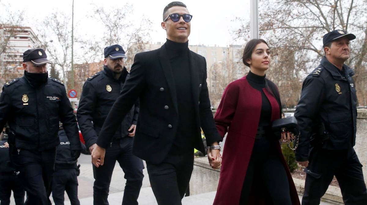 Cristiano Ronaldo y su pareja llegan al tribunal.