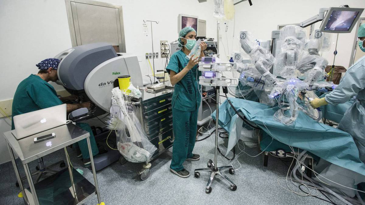 Varios médicos en un quirófano del Hospital de Málaga, asistidos por el robot Da Vinci. 