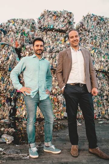 Francisco Llopis y Borja Martínez, de la empresa ClearPet, en la que transforman las botellas de plástico en escamas para la fabricación de otros productos. Foto: Lupe de la Vallina