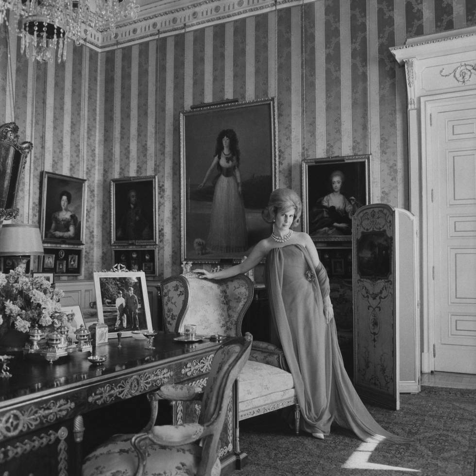 La duquesa de Alba, vestida de Elio Berhanyer en el palacio de Liria, en una foto de 1962.