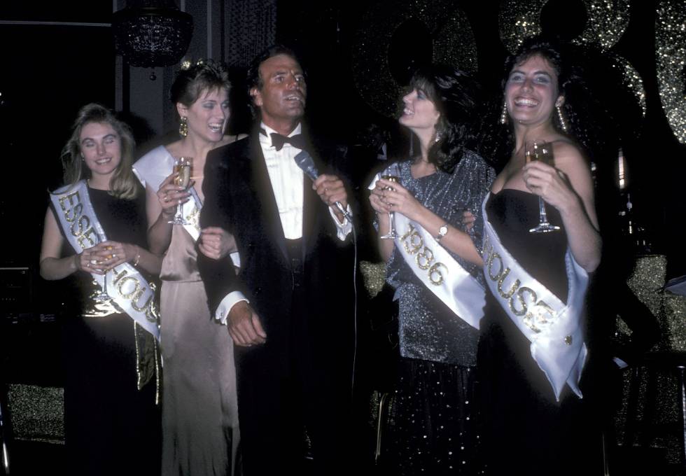 Julio Iglesias celebrando la Nochevieja en 1985.