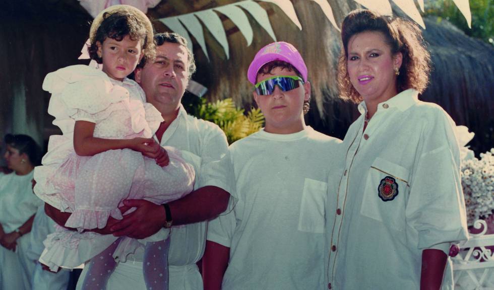 Pablo Escobar, junto a MarÃ­a Isabel y sus hijos Juan Pablo y Manuela, en la hacienda de NÃ¡poles en 1988. 