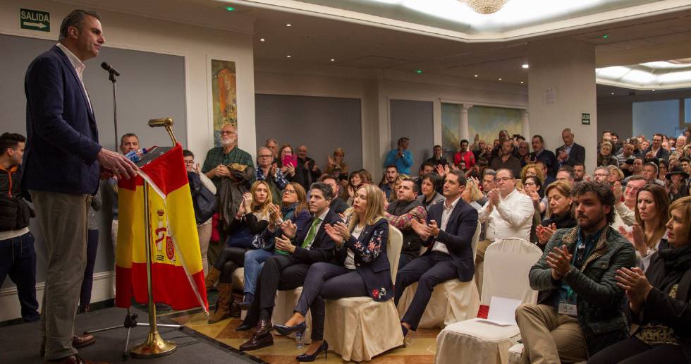 El secretario general de Vox, Javier Ortega Smith, participa en un acto con militantes y simpatizantes en Zamora.