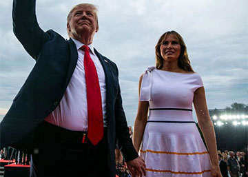 Sin sujetador bajo la lluvia: Melania Trump, protagonista accidental del 4 de julio