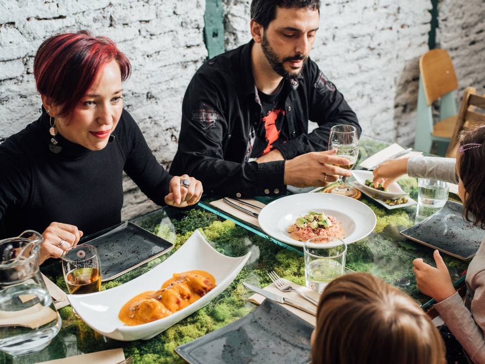 Rocío Cano, Pablo Jurado y sus hijas, Antía y Navia, son veganos. Aquí comen en el restaurante madrileño de cocina italiana Pizzi y Dixie.