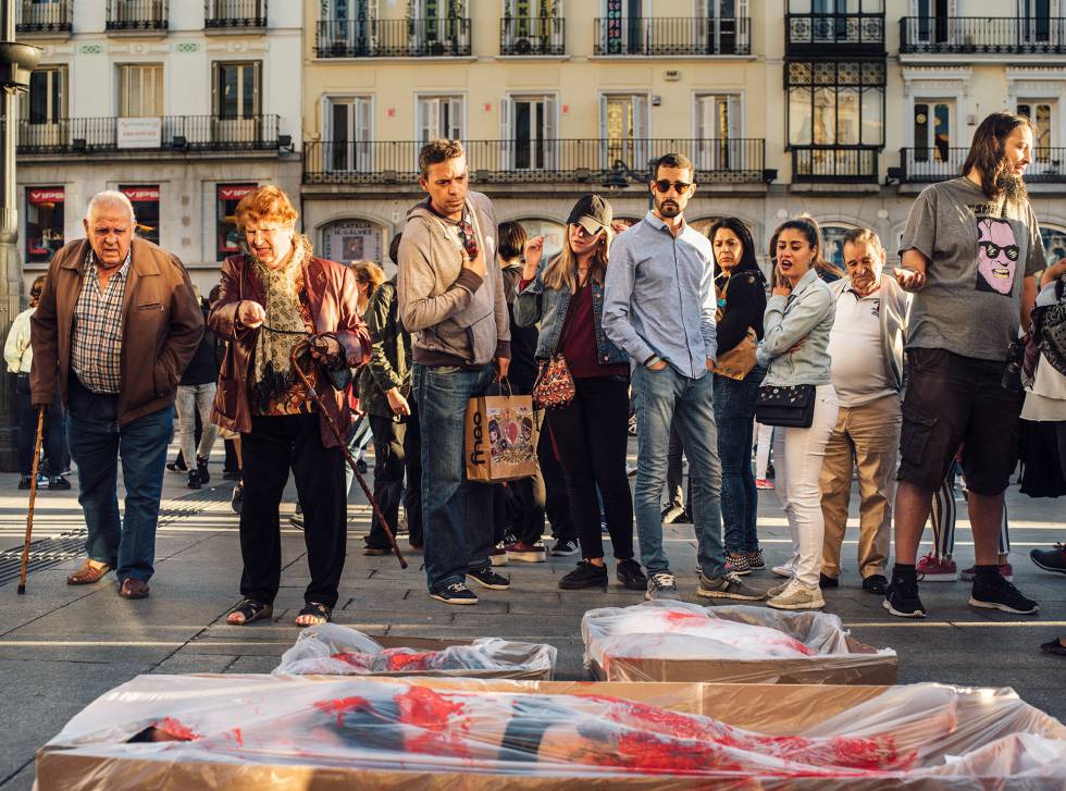 Activistas en la Puerta del Sol de Madrid realizan una acción de