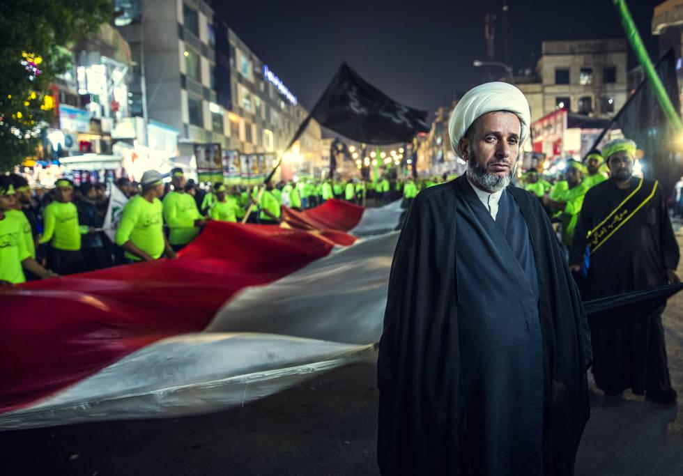 El ayatolá Habib al Tofi, delante de sus seguidores y una gran bandera iraquí. “Ser chií supone ser militante”, dice.
