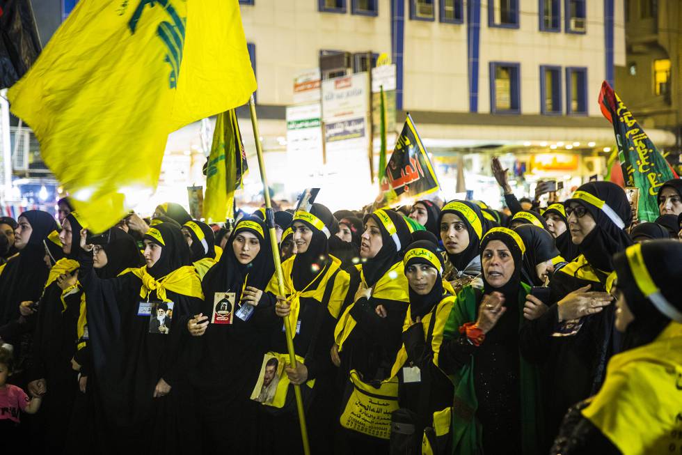 Un grupo de mujeres libanesas de Hezbolá. La organización militar, que derrotó a Israel en 2006, está considerada como  una organización criminal por Estados Unidos. Para una de estas militantes, “cada chií del mundo se siente miembro de Hezbolá”.
