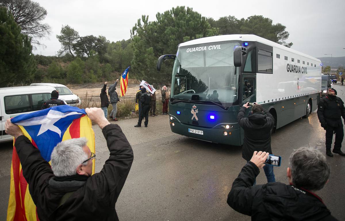 El autobús de la Guardia Civil sale de la prisión de Brians.