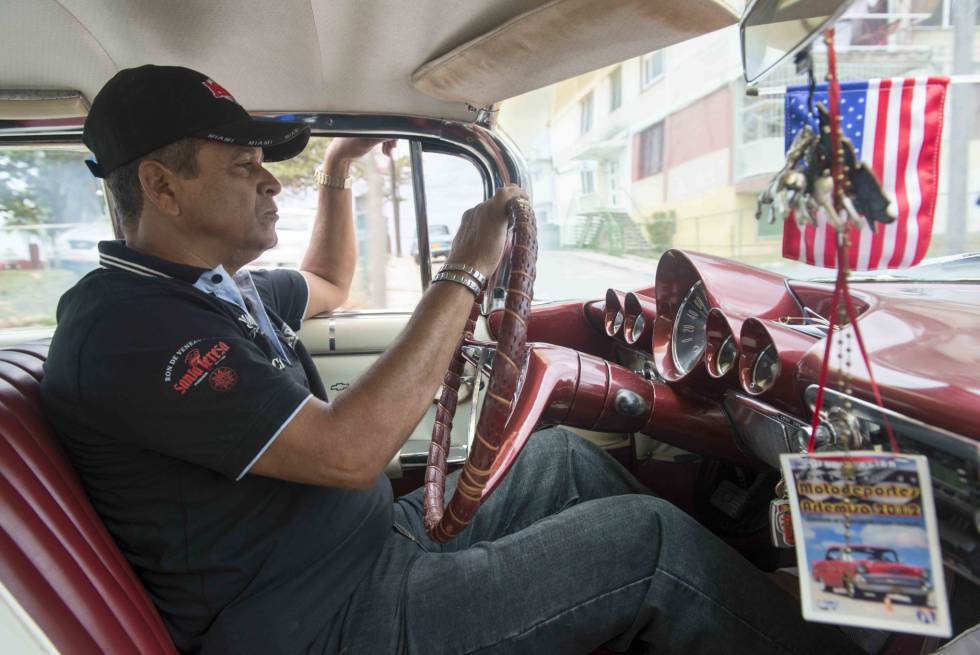Anselmo Ramírez, conduciendo su Impala.