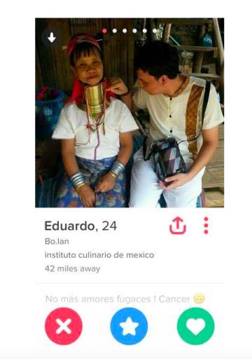 'Humanitarians of Tinder' recoge los intentos de los usuarios de Apps de citas de ligar con fotos solidarias.