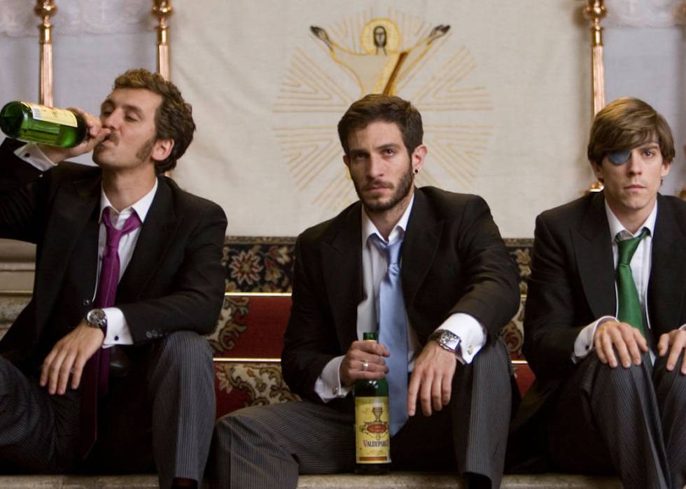 RaÃºl ArÃ©valo, Quim GutiÃ©rrez y AdriÃ¡n Lastra en 'Primos' (2011), una pelÃ­cula en la que unos cuantos adultos deciden refugiarse en su adolescencia. 