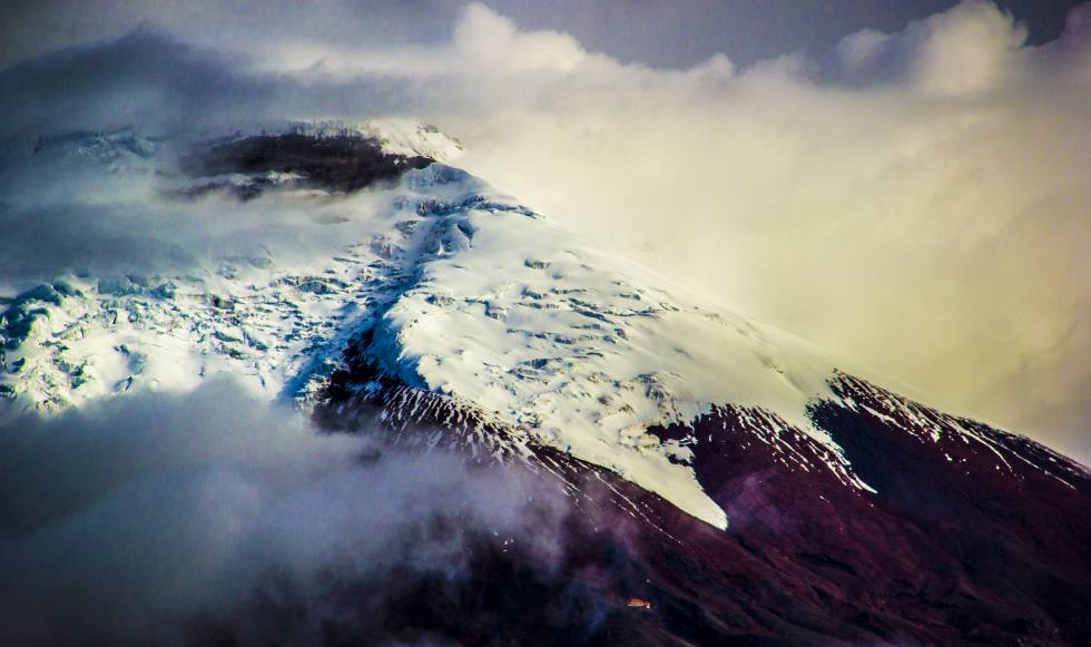 El Cotopaxi, situado a apenas 50 kilÃ³metros al sureste de Quito (Ecuador), es la montaÃ±a mÃ¡s famosa del paÃ­s por su inconfundible forma cÃ³nica. Cada aÃ±o, miles de andinistas tratan de alcanzar su cumbre ascendiendo por su glaciar, de 10,5 kilÃ³metros cuadrados y ahora en riesgo de desaparecer.