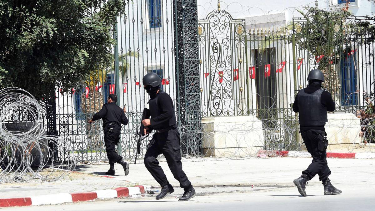 La policía tunecina asegura, en marzo de 2015, la zona atacada.