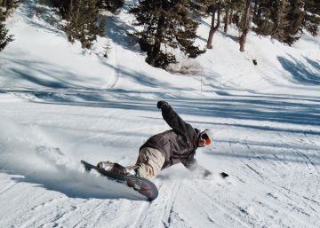 Cascos y protecciones para esquiar y hacer ‘snowboard’ con seguridad