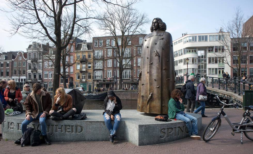 Estatua del pensador Spinoza en Ámsterdam, el pasado mes de abril.