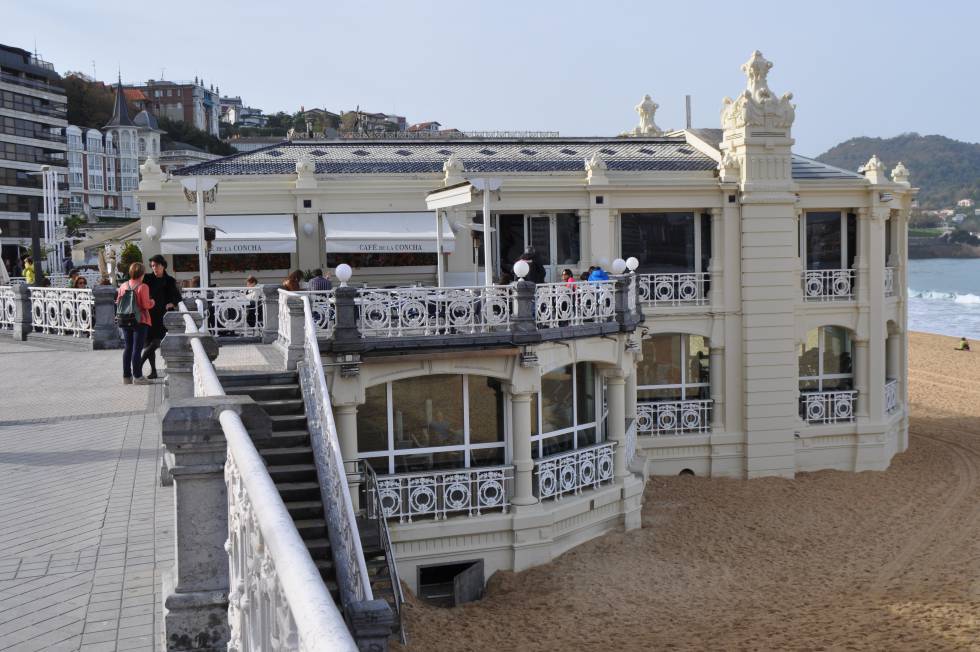 El exterior del Atlético de San Sebastián, literalmente a pie de playa.