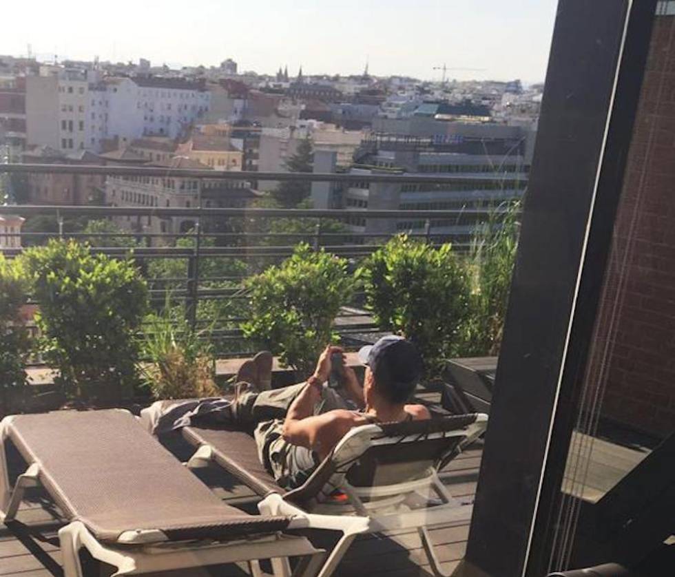 Bruce Springsteen relajándose en la terraza del Reebok Sports Club de Castellana (Madrid).