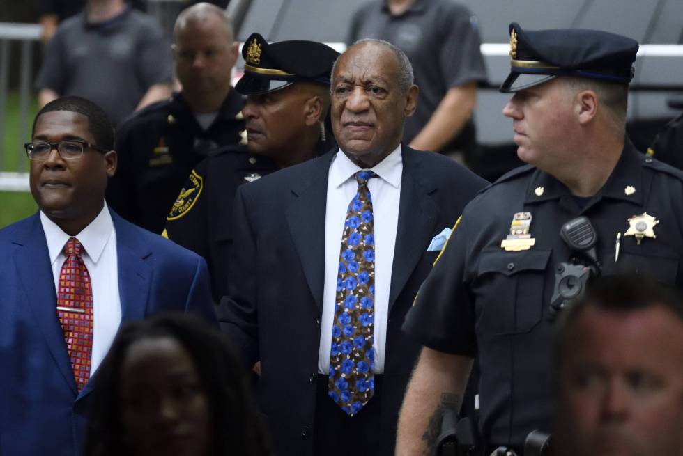 Bill Cosby llega al tribunal de Montgomery junto a Andrew Wyatt (izquierda) en septiembre de 2018.