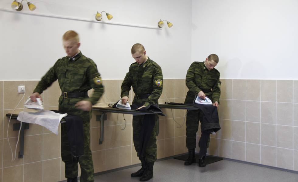 Soldados passam roupa em Moscou em 2012.