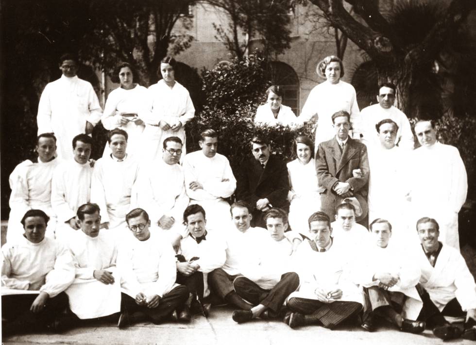 Nóvoa, en el centro y con bigote, junto a su equipo en Madrid.