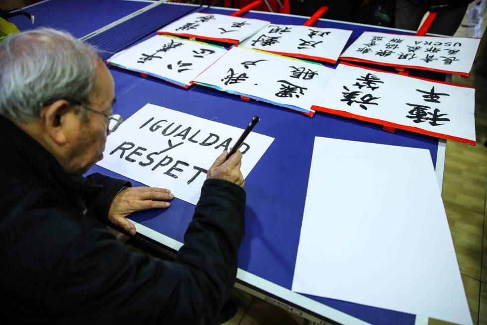 Members of the Chinese Senior Center in Usera make signs for the protest.