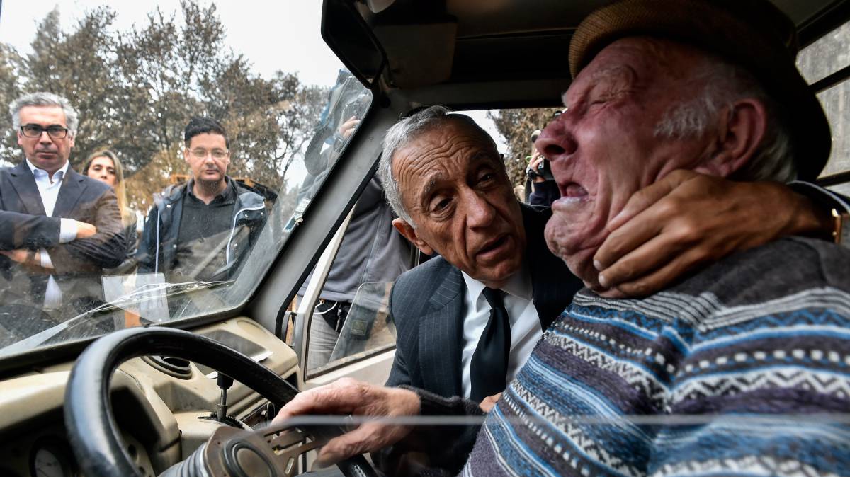 Rebelo de Sousa con una víctima de los incendios.