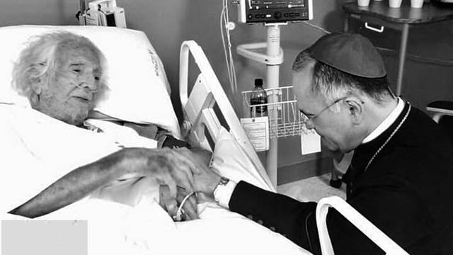 El obispo Silvio José Báez visita a Cardenal.