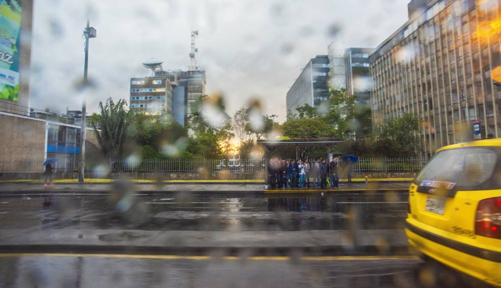 Usuarios del transporte público bajo la lluvia. Aguaceros y atascos forman parte del paisaje cotidiano de Bogotá.