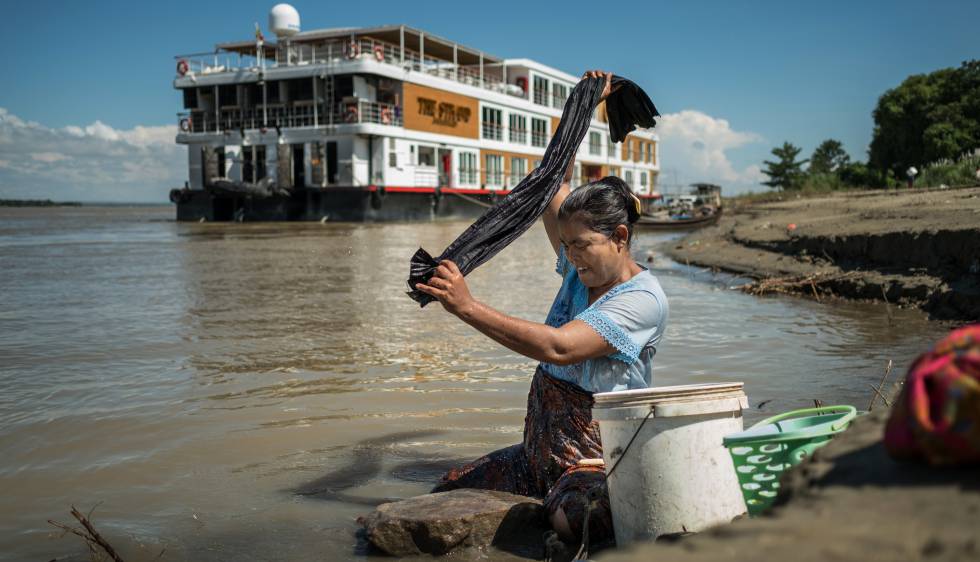Las mujeres del poblado de Irawadi llevan la ropa usada de sus casas a la orilla del rÃ­o. AllÃ­, junto al lugar donde atraca el crucero de lujo The Strand, hacen su colada cada maÃ±ana.
