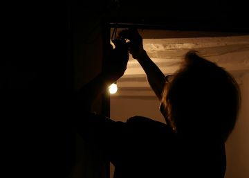 Un hombre paga las facturas de 36 familias para que no les corten el gas o la luz durante las Navidades