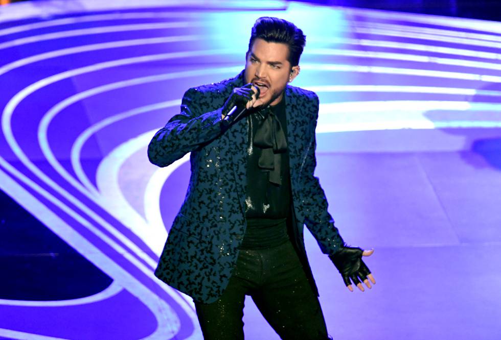 Adam Lambert sobre el escenario de los Oscar, cantando dos temas de Queen que abrieron la gala.