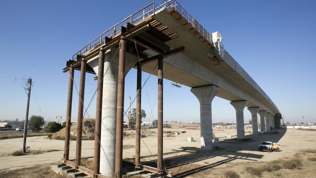 Un puente del tren, en construcción en California.