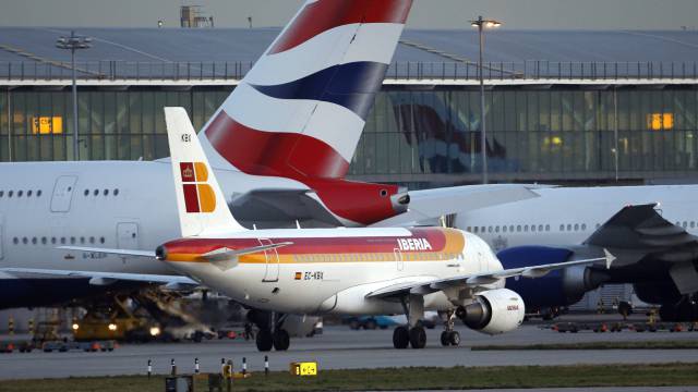 Un avión de Iberia en el aeropuerto de Heathrow.