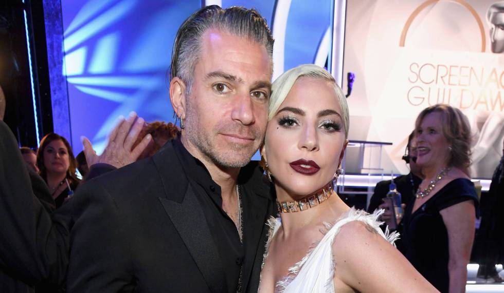 Christian Carino y Lady Gaga en los Screen Actors Guild, el 27 de enero de 2019.