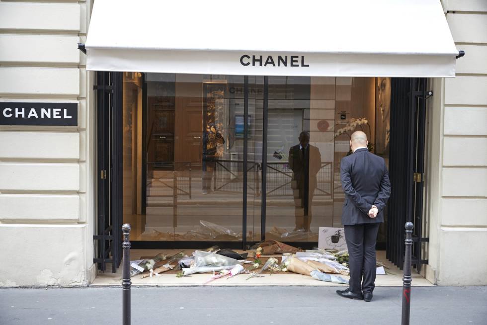 El altar improvisado en homenaje a Karl Lagerfeld a las puertas de la tienda de Chanel en París