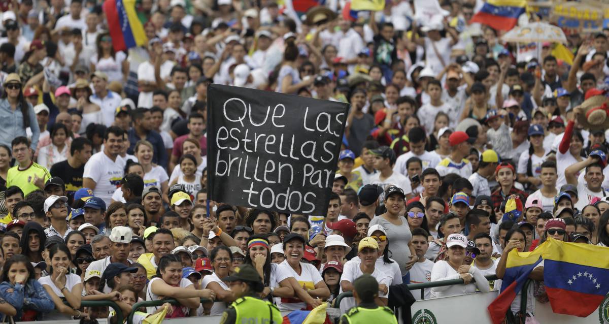 Cientos de personas llegan al concierto Venezuela Live Aid.