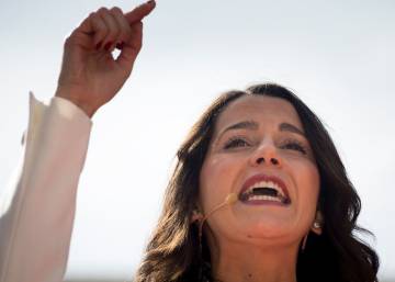 ‘El vuelo de la musa antiprocés’, por Àngels Piñol