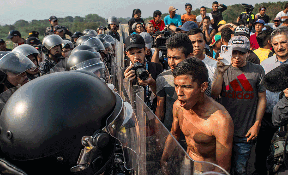 Disturbios y deserciones marcan el intento de entrada de ayuda humanitaria en Venezuela