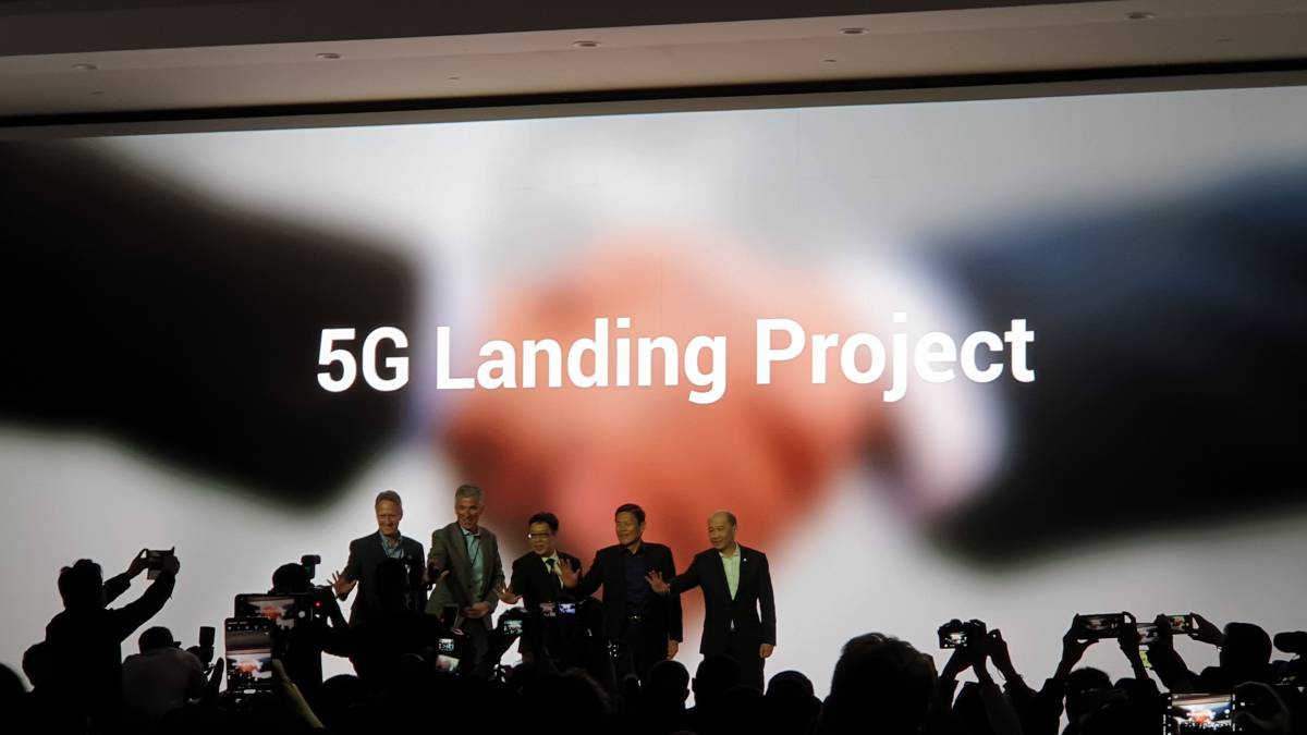 Directivos de Oppo, en su presentación en Barcelona.