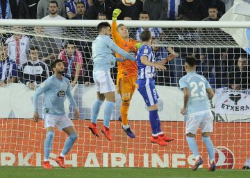 Despeje de Rubén Blanco en un balón colgado sobre el área del Celta.